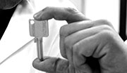 Una persona mostrando una llave