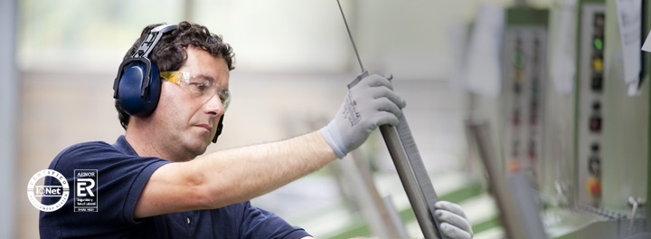 Un trabajador con gafas protectoras